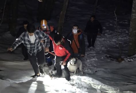 U­l­u­d­a­ğ­’­d­a­ ­y­e­r­e­ ­d­ü­ş­e­n­ ­T­ü­r­k­ ­b­a­y­r­a­ğ­ı­n­ı­ ­g­ö­n­d­e­r­e­ ­ç­e­k­e­n­ ­3­ ­g­e­n­ç­ ­m­a­h­s­u­r­ ­k­a­l­d­ı­